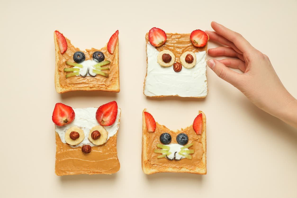 Can Cats Have Peanut Butter, 4 pcs of bread with peanut butter